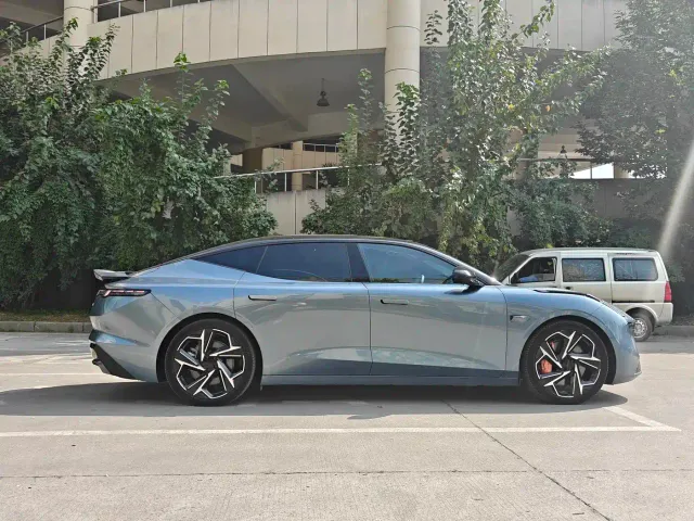 Lynk & Co Z10 — Фото автомобиля 9