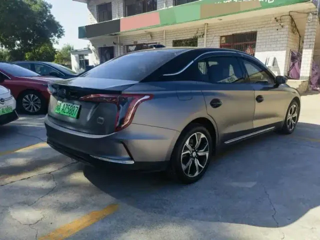 Hongqi E-QM5 — Фото автомобиля 8