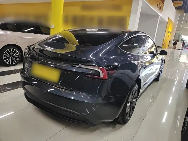 Tesla Model 3 — Фото автомобиля 6