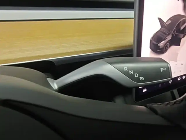 Tesla Model Y — Фото автомобиля 13