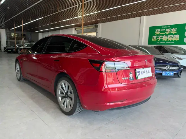 Tesla Model 3 — Фото автомобиля 12
