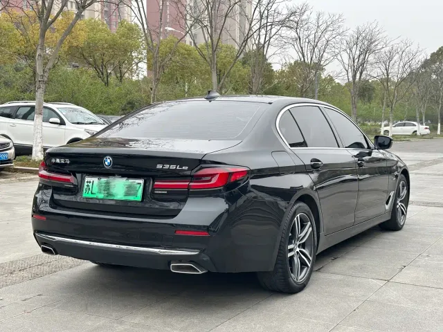 BMW 5 Series — Фото автомобиля 5