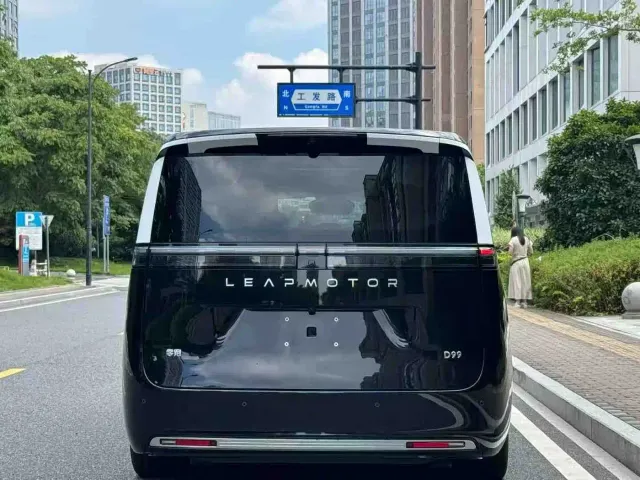 Leapmotor D19 — Фото автомобиля 9
