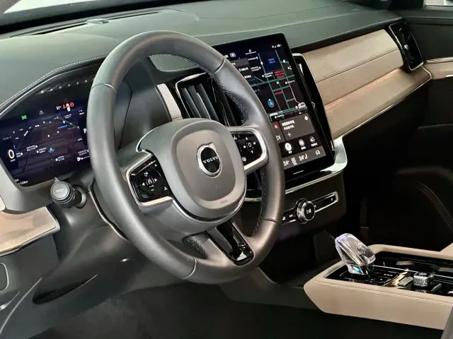 Volvo XC90 — Фото автомобиля 24
