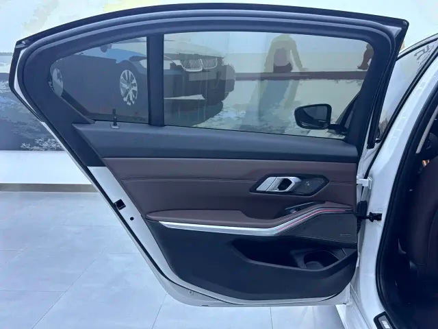 BMW 3 Series — Фото автомобиля 11