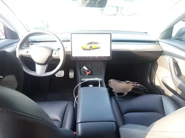 Tesla Model 3 — Фото автомобиля 9