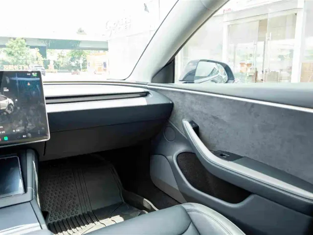Tesla Model 3 — Фото автомобиля 18