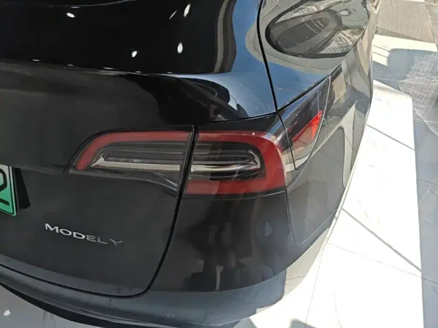 Tesla Model Y — Фото автомобиля 7