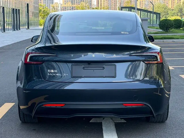 Tesla Model 3 — Фото автомобиля 5