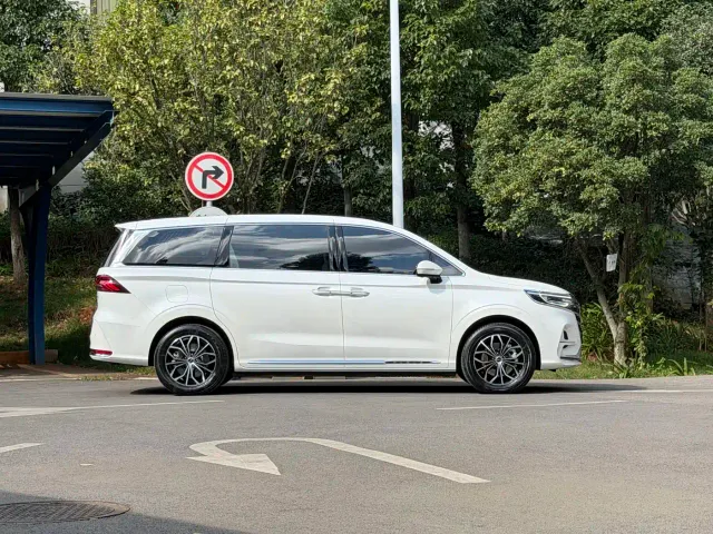 Roewe iMAX8 — Фото автомобиля 4