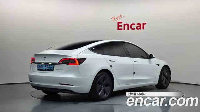Tesla Model 3 — Фото автомобиля 2