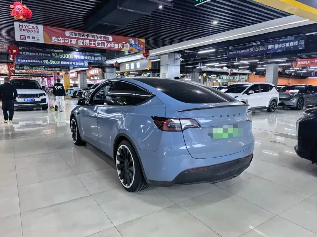 Tesla Model Y — Фото автомобиля 8