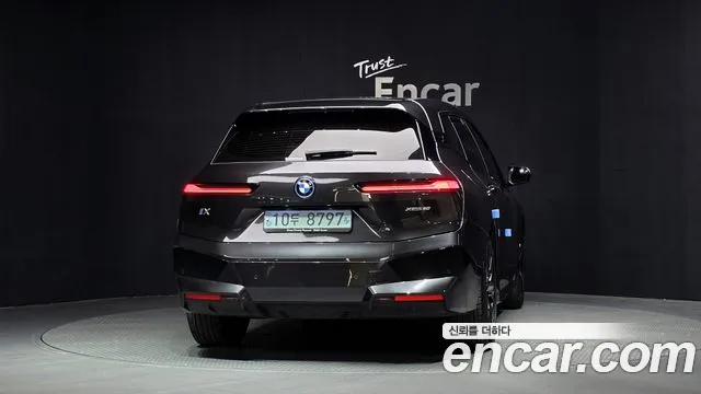 BMW iX — Фото автомобиля 4