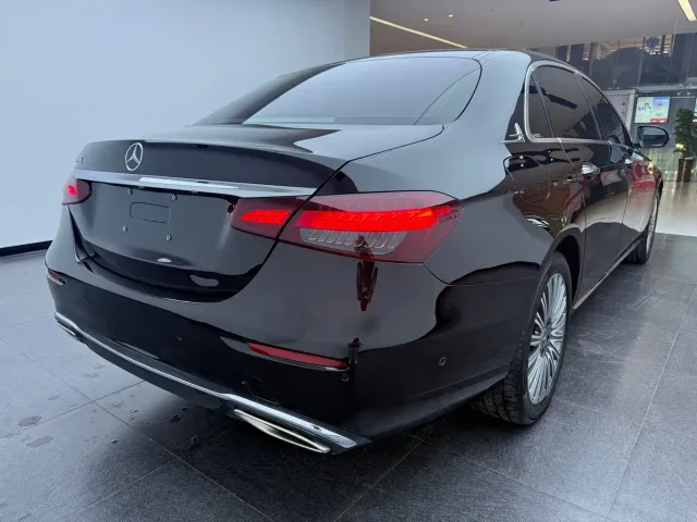 Mercedes-Benz E-Class — Фото автомобиля 12