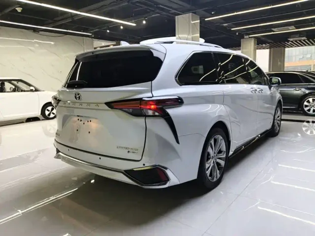 Toyota Sienna — Фото автомобиля 6