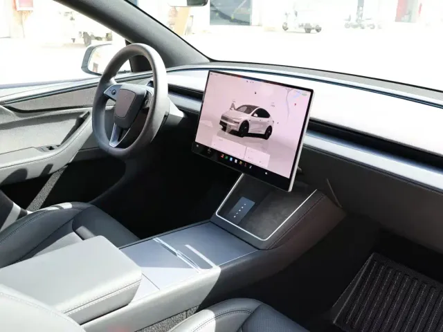 Tesla Model Y — Фото автомобиля 11