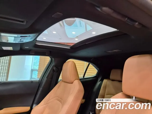 Lexus UX — Фото автомобиля 8