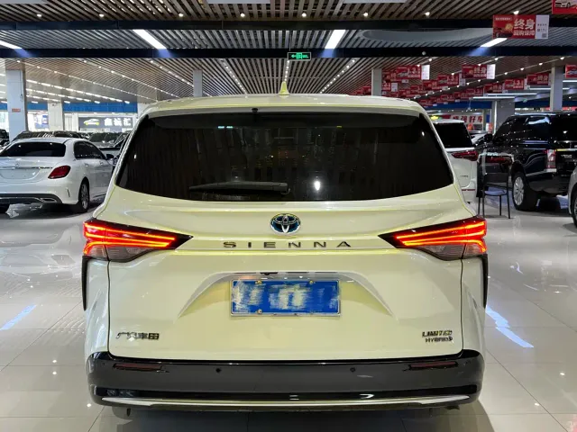 Toyota Sienna — Фото автомобиля 5
