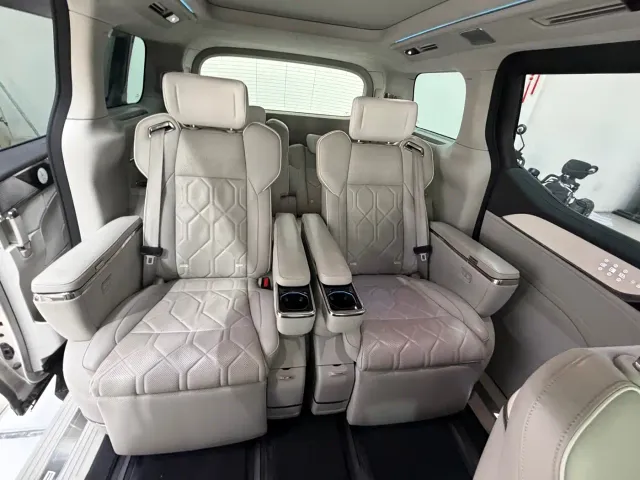 Volvo EM90 — Фото автомобиля 10