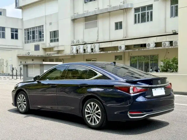Lexus ES — Фото автомобиля 9