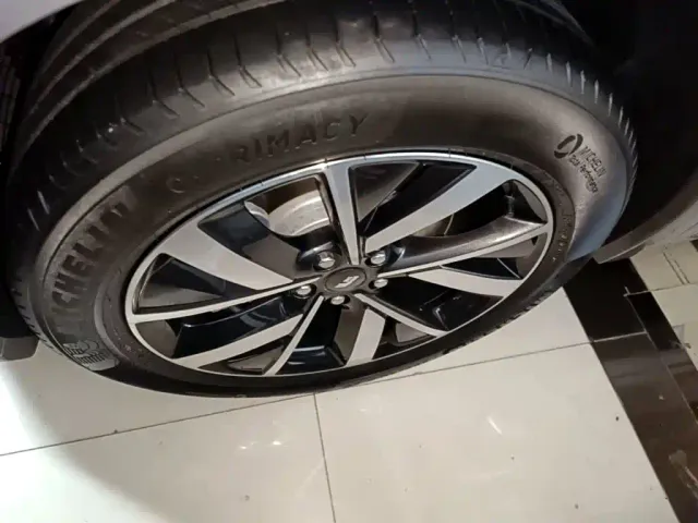 Li Auto L8 — Фото автомобиля 22