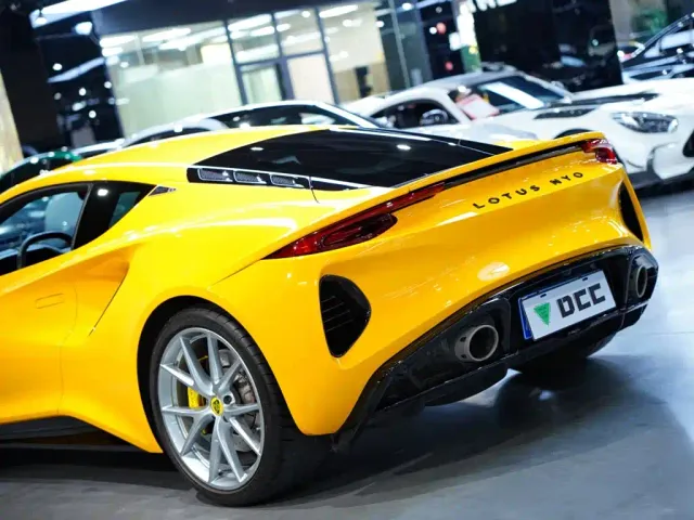 Lotus Emira — Фото автомобиля 6