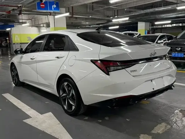 Hyundai Elantra 2022 1.5L CVT LUX Premium Edition — Фото автомобиля 2