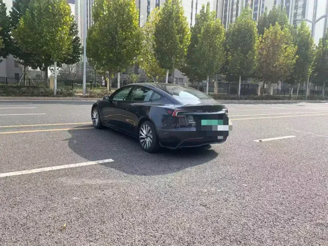 Tesla Model 3 — Фото автомобиля 8