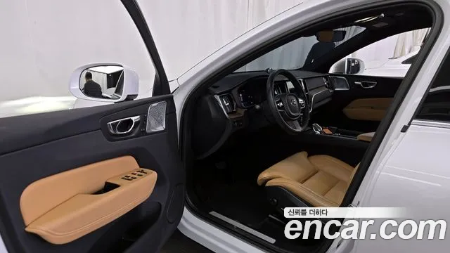 Вольво XC60 — Фото автомобиля 10