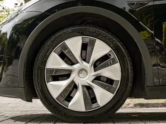 Tesla Model Y — Фото автомобиля 18