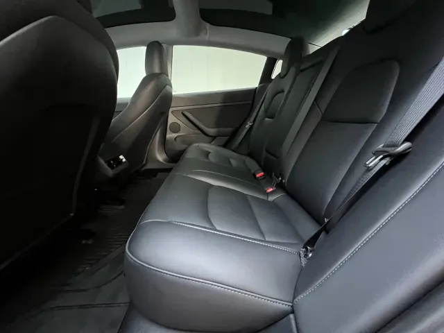 Tesla Model 3 — Фото автомобиля 12