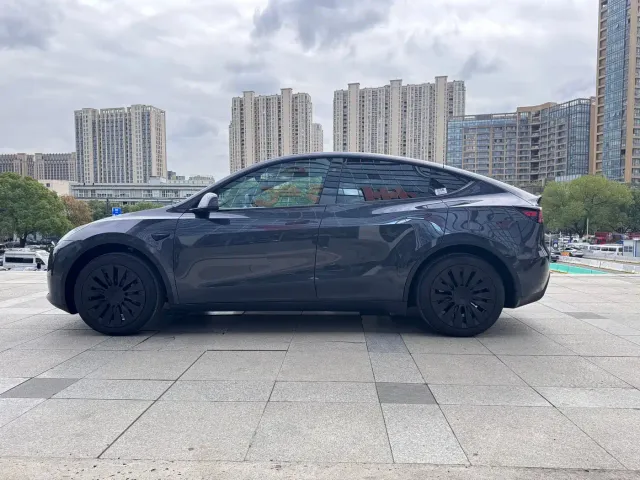 Tesla Model Y — Фото автомобиля 10