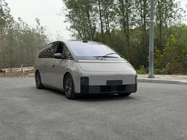 Li Auto MEGA — Фото автомобиля 3