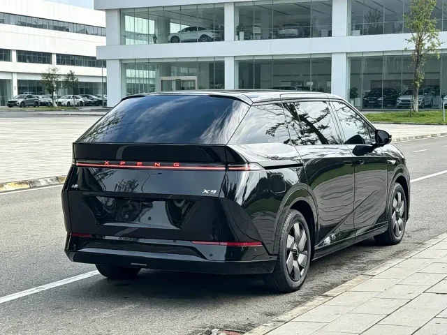 Xpeng X9 — Фото автомобиля 8