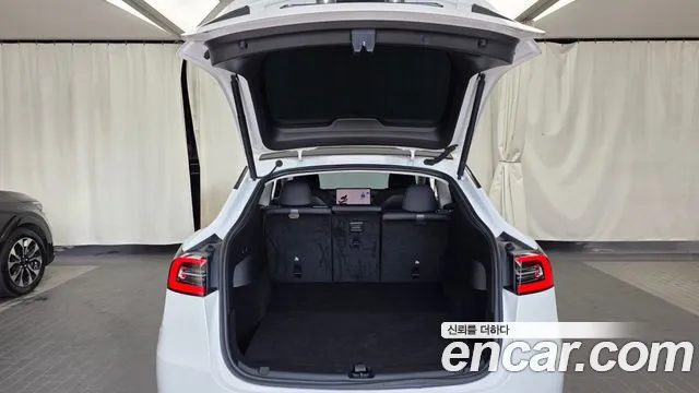 Tesla Model Y — Фото автомобиля 17