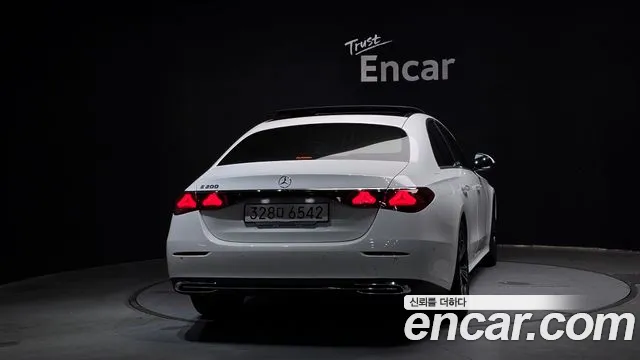 Mercedes-Benz E-Class — Фото автомобиля 3