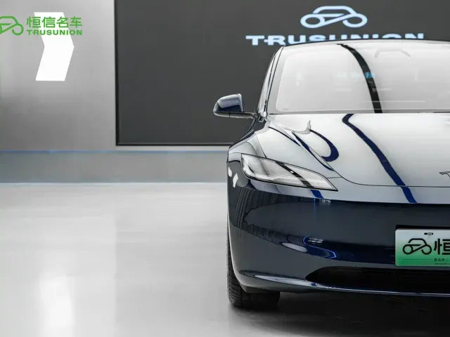 Tesla Model 3 — Фото автомобиля 9