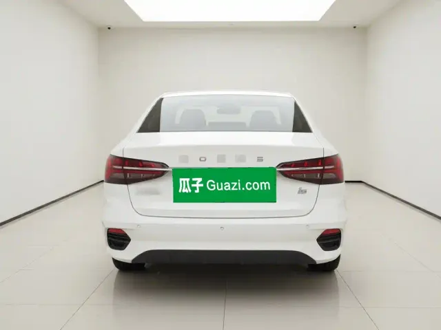 Roewe Roewe i5 2021 1.5L CVT Platinum Edition — Фото автомобиля 3
