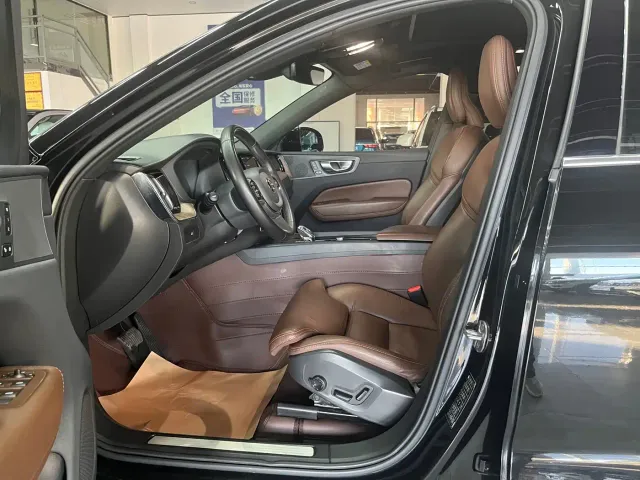 Volvo XC60 — Фото автомобиля 9