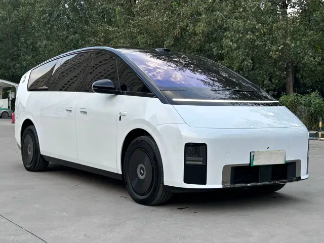 Li Auto MEGA — Фото автомобиля 3