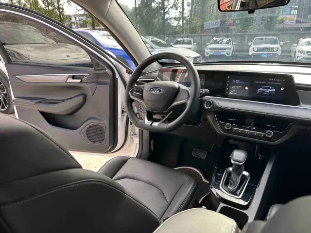 Ford Escort — Фото автомобиля 6