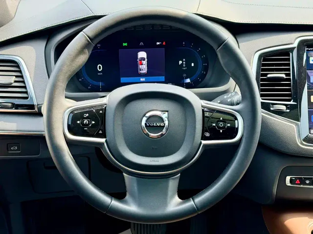 Volvo XC90 — Фото автомобиля 9