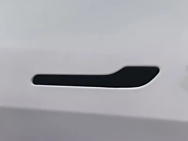 Tesla Model Y — Фото автомобиля 18