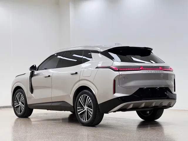 Lynk & Co 08 EM-P — Фото автомобиля 5
