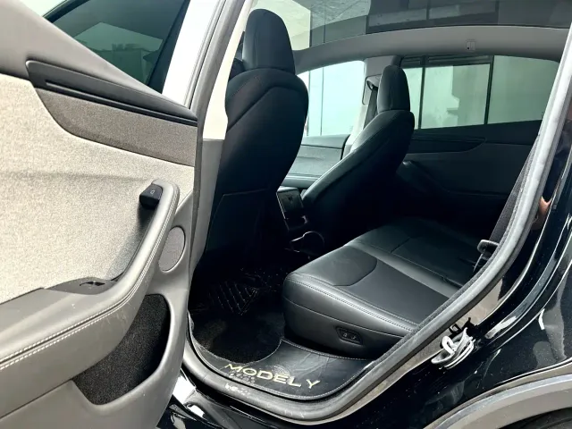 Tesla Model Y — Фото автомобиля 8