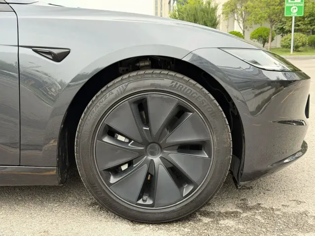 Tesla Model 3 — Фото автомобиля 19