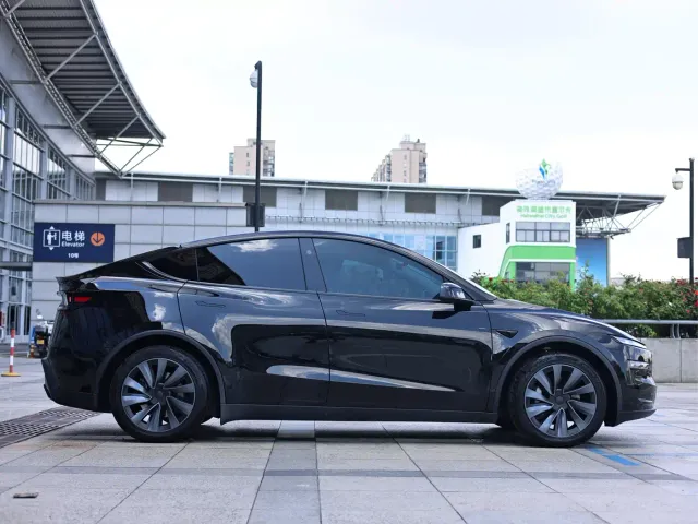 Tesla Model Y — Фото автомобиля 7