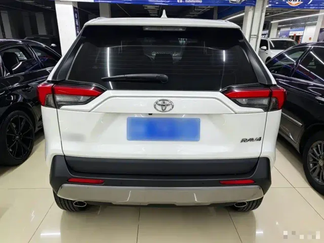 Toyota RAV4 — Фото автомобиля 5