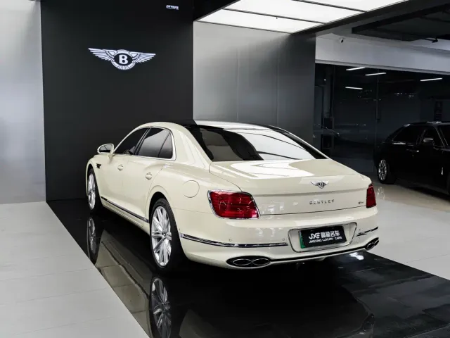 Bentley Flying Spur — Фото автомобиля 15