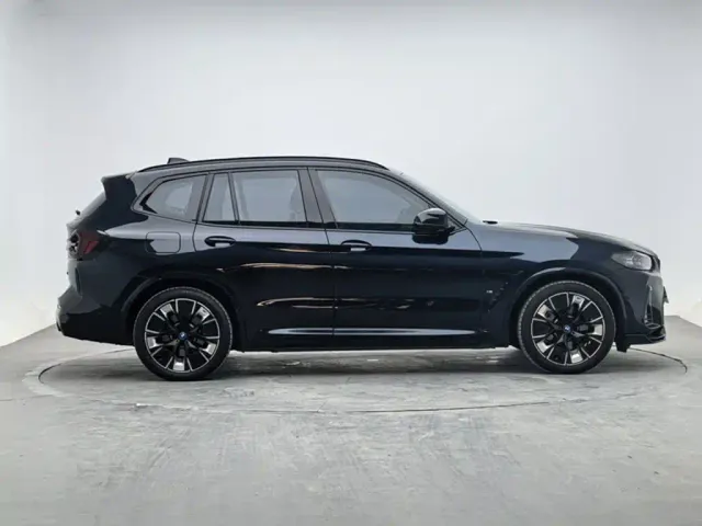 BMW iX3 — Фото автомобиля 3